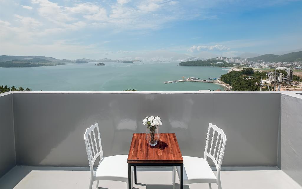 Yeosu Blooming Pension Exterior photo